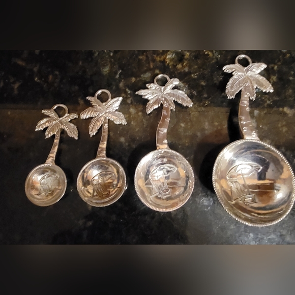 Ganz Measuring Spoon Set of 4- Palm Trees & Tropical Drinks Embossed Metal - Picture 5 of 8